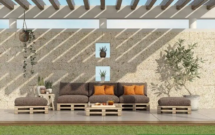 crear-una-zona-para-sentarse-al-aire-libre-utilizando-palets