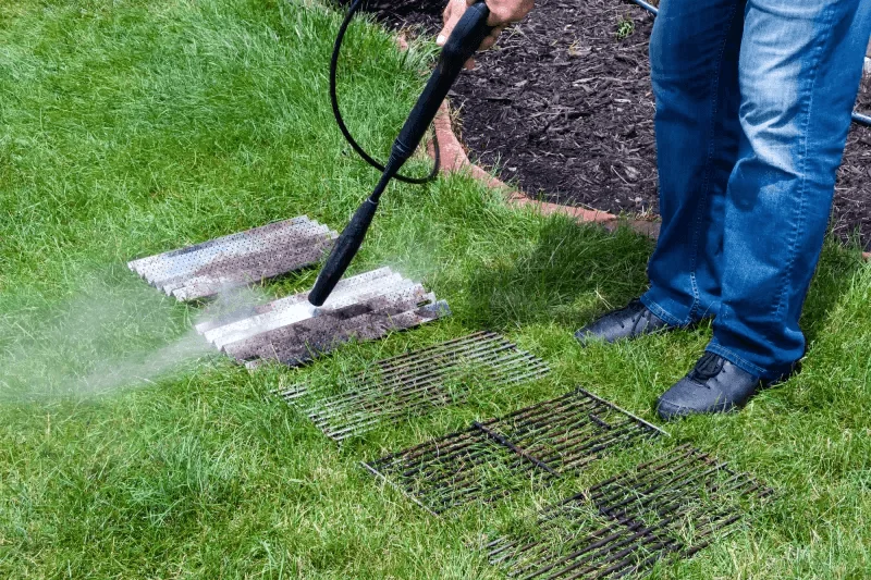 clean stainless steel grill grates using white vinegar