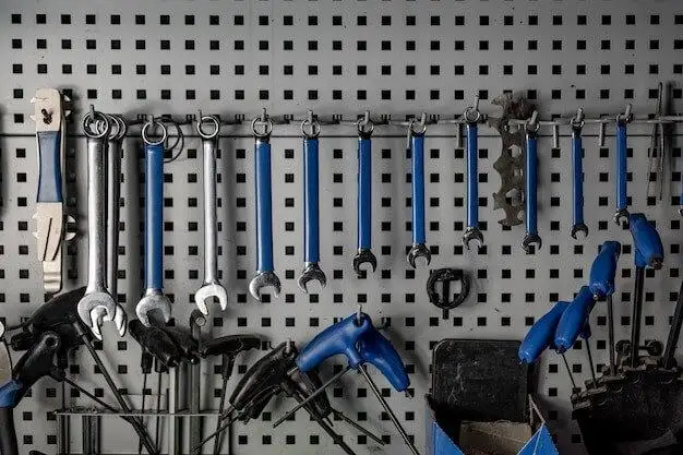 organizing-tools-in-a-pegboard