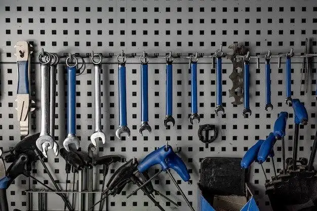 Pegboard ou panneau perforé : l'essentiel de l'organisation