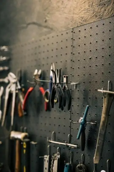 Pegboard ou panneau perforé : l'essentiel de l'organisation