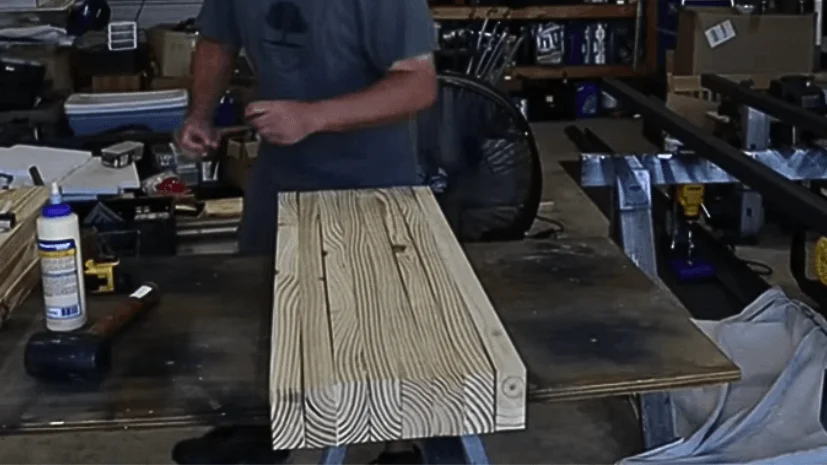 Holz verleimen und zusammenklemmen