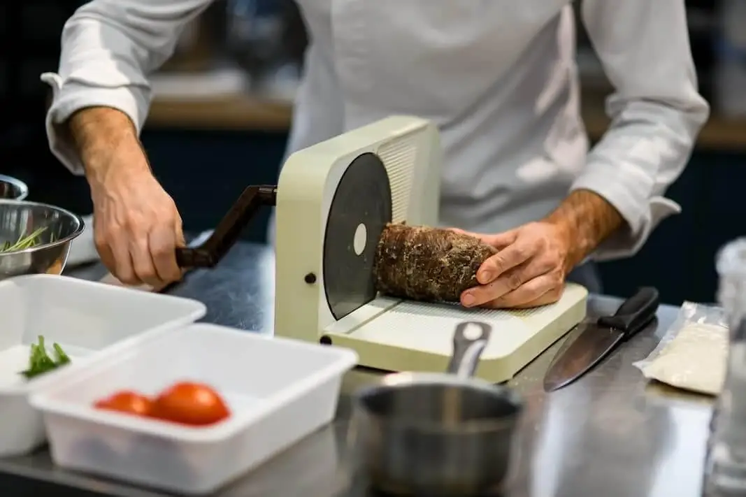 Consejos para limpiar tu cortadora de carne.