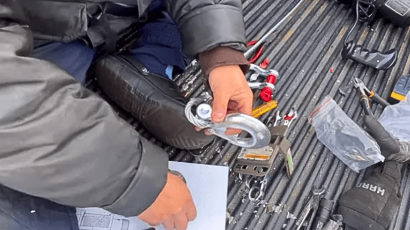 ake out a hook, attach it to a rope, and connect a shackle to a hook
