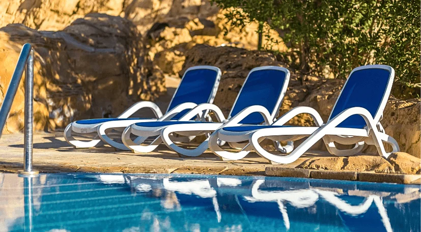 organizing-poolside-seating-and-loungers