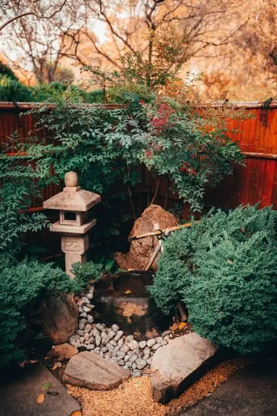 Jardín zen con paisajismo minimalista, asientos tranquilos y elementos  naturales.