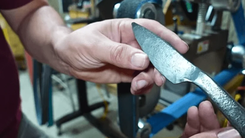 use grinding machine to polish blade