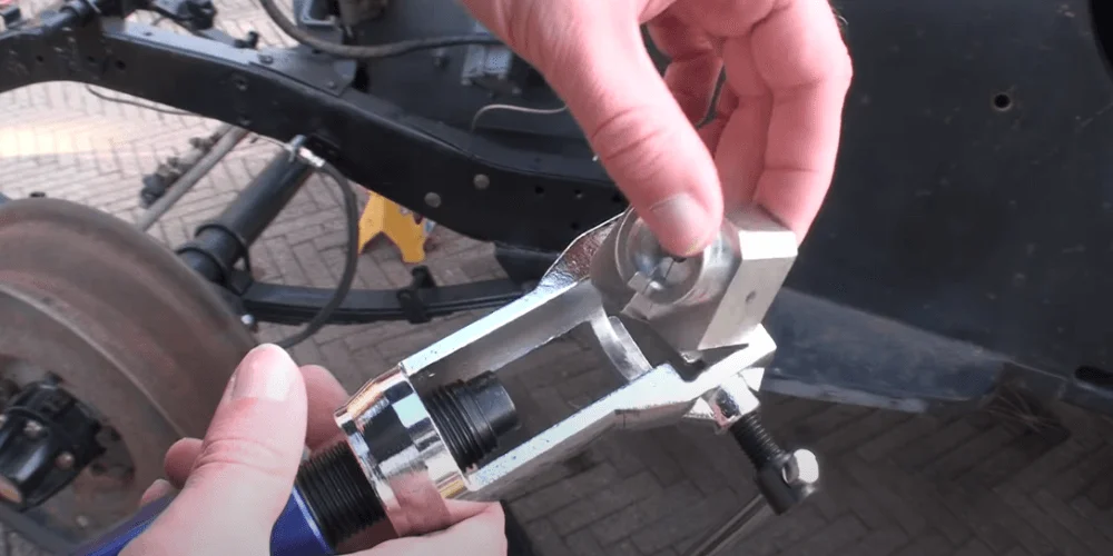 inserting-the-die-into-the-hydraulic-tool
