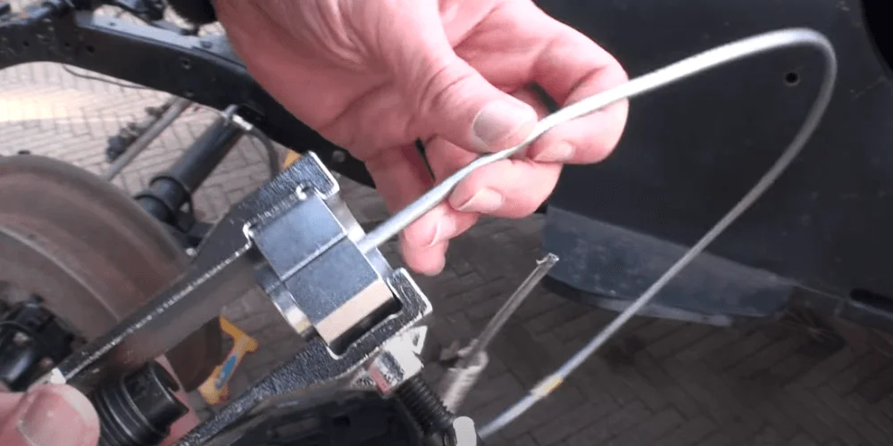 positioning-the-line-and-tightening-the-handle