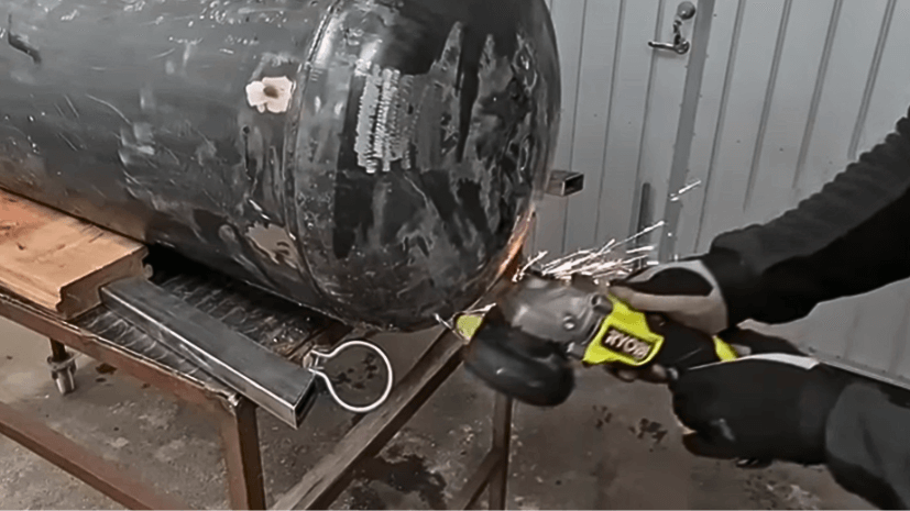  Cut out a metal with a metal and refine its edges