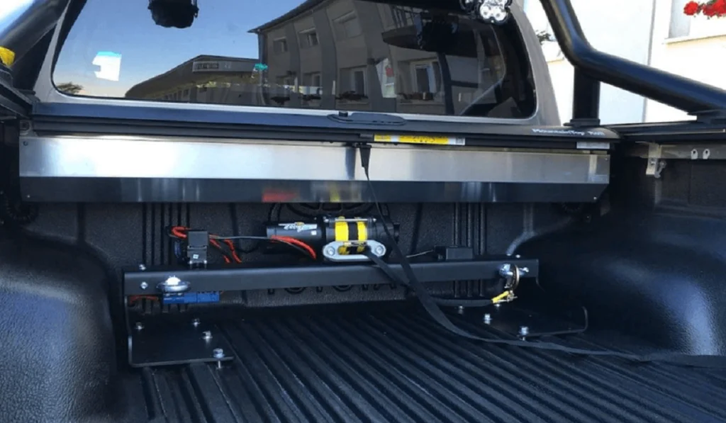 montáž navijaka v korbe nákladného auta
