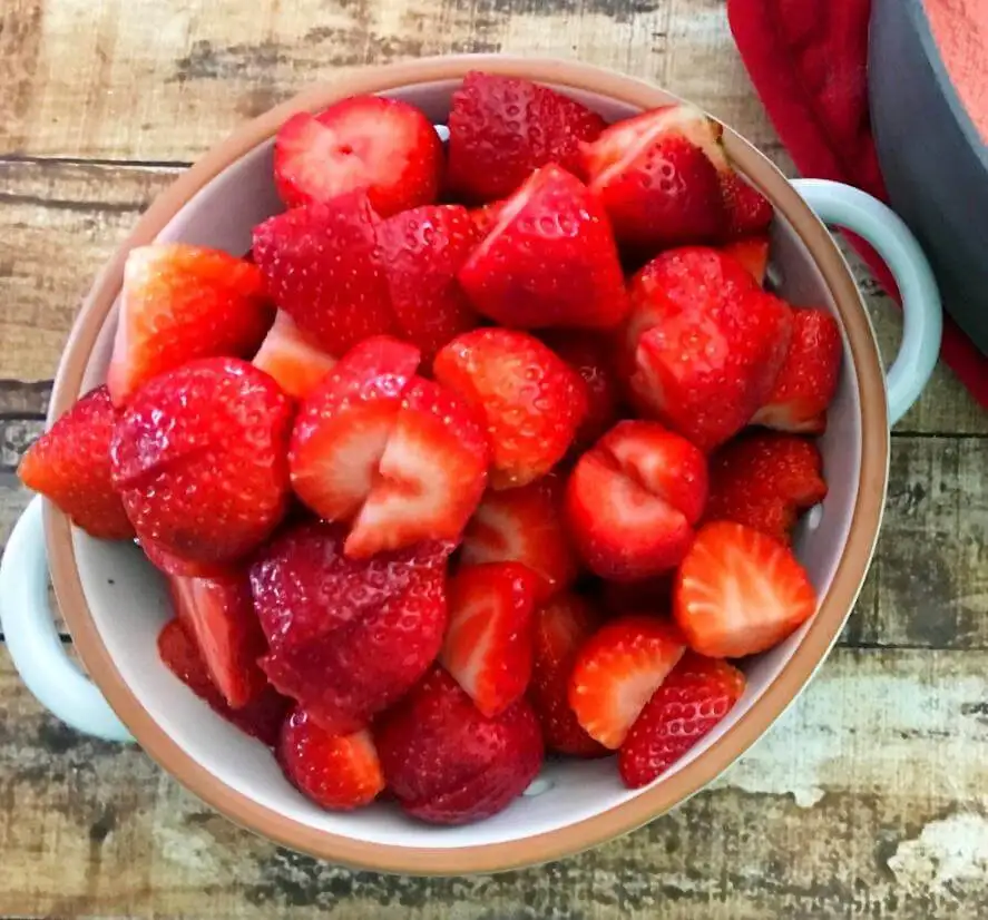 prepare the strawberries