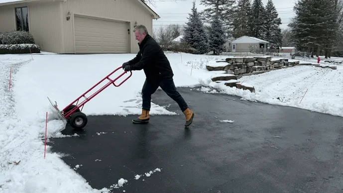 Snow pusher deals shovel with wheels