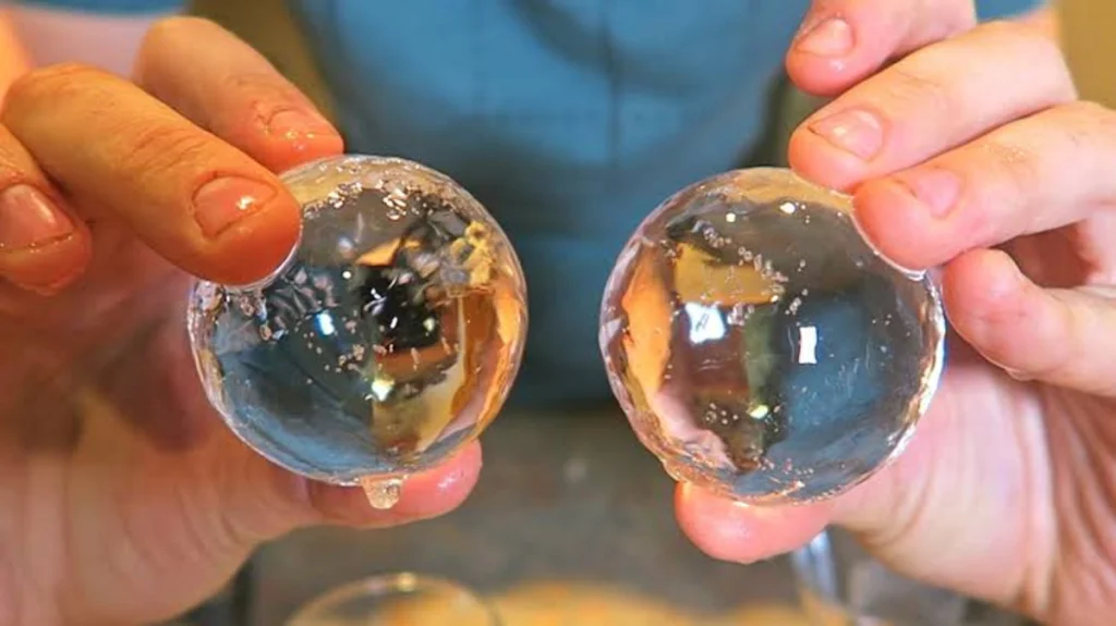 Duas bolas de gelo transparentes para bebidas