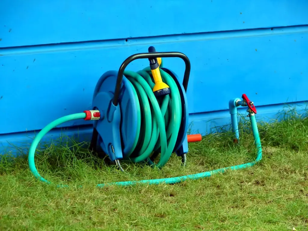100-ft retractable garden hose