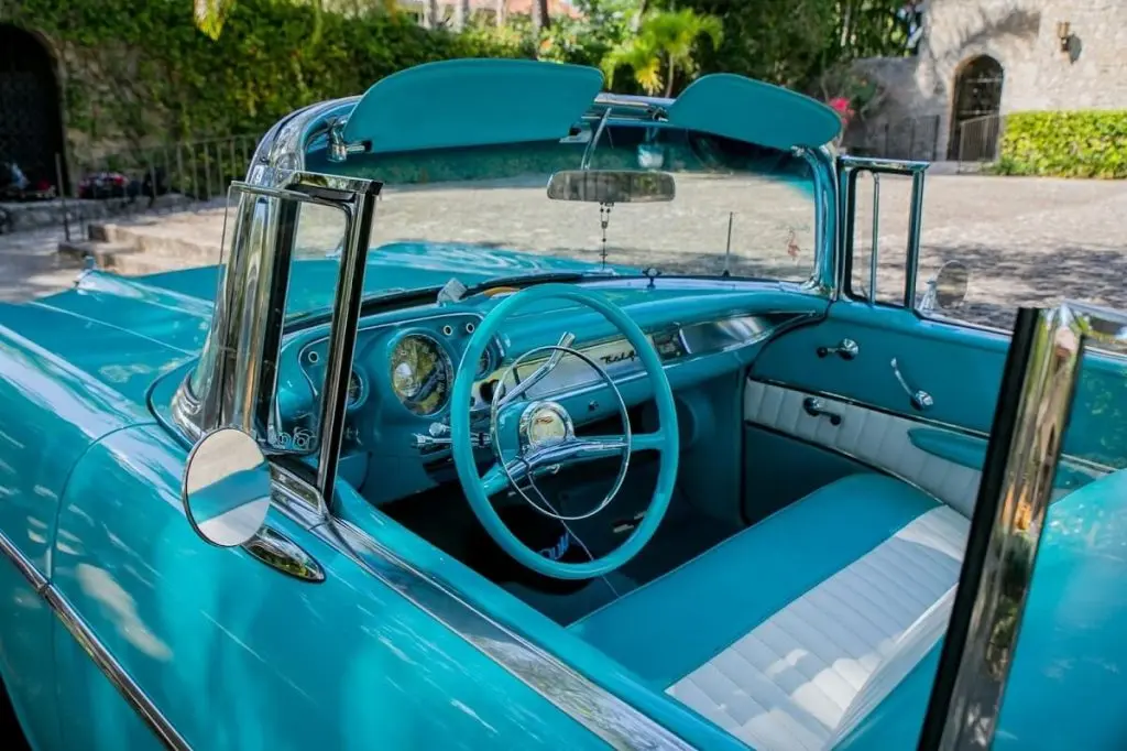 Kék Chevrolet Bel Air Cabriolet