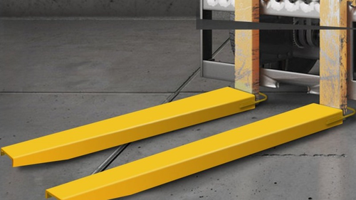 Pallet forks that are compatible with a tractor bucket