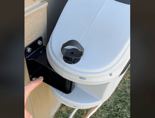 Retractable hose reel with swivel mount