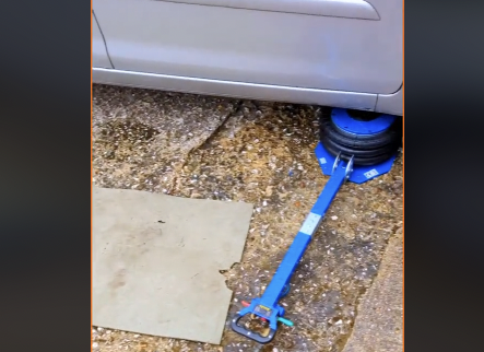 Positioning the VEVOR 5-ton triple bag air jack