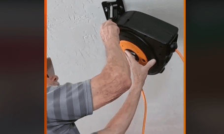 Using the VEVOR Retractable Extension Cord Reel