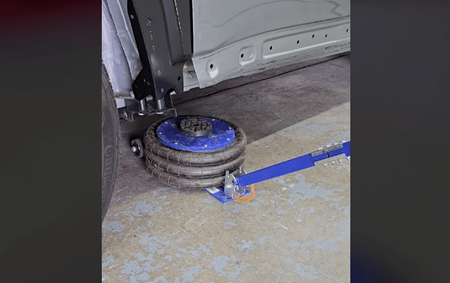 position the VEVOR Air Jack
