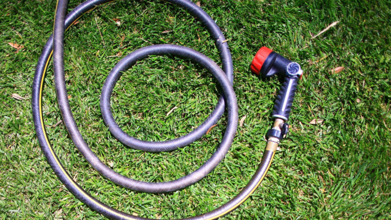 key features of a garden hose reel