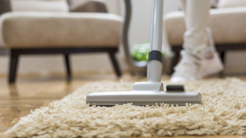 Carpet cleaning machine with cleaning suction
