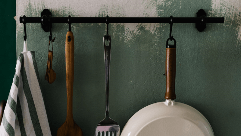 Wall-mounted kitchen utensil holder