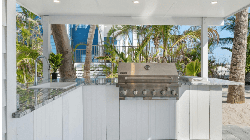 Multi-Functional Backyard Covered Outdoor Kitchen Ideas